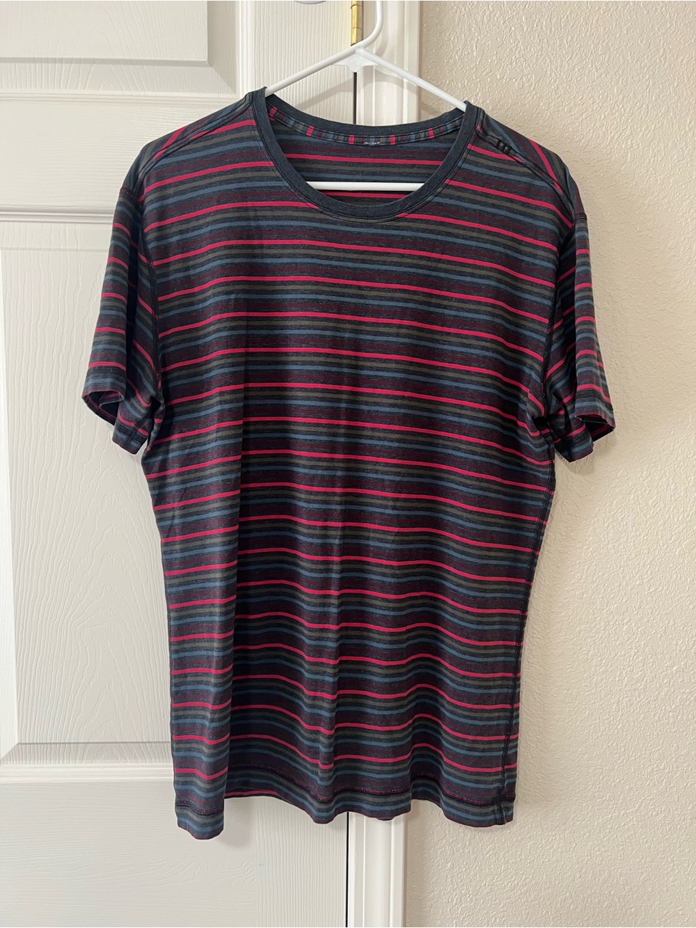 Lululemon Men’s Striped Short Sleeve Performance Shirt Gray Red